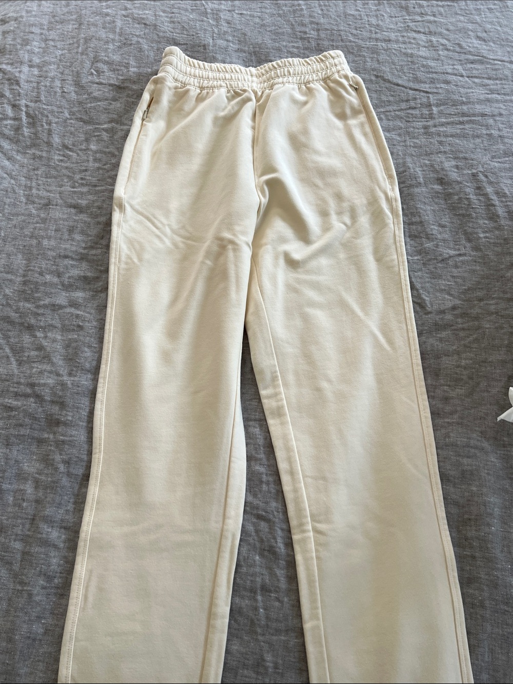 The group Babaton sweatpant